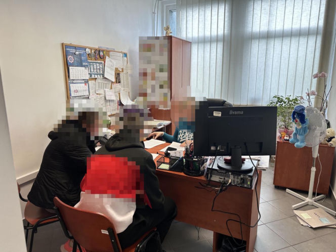 Brutalne pobicie w galerii handlowej. Skatowali mężczyzn, bo nie dostali papierosa!