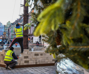 Trwa montaż choinki i świątecznych iluminacji