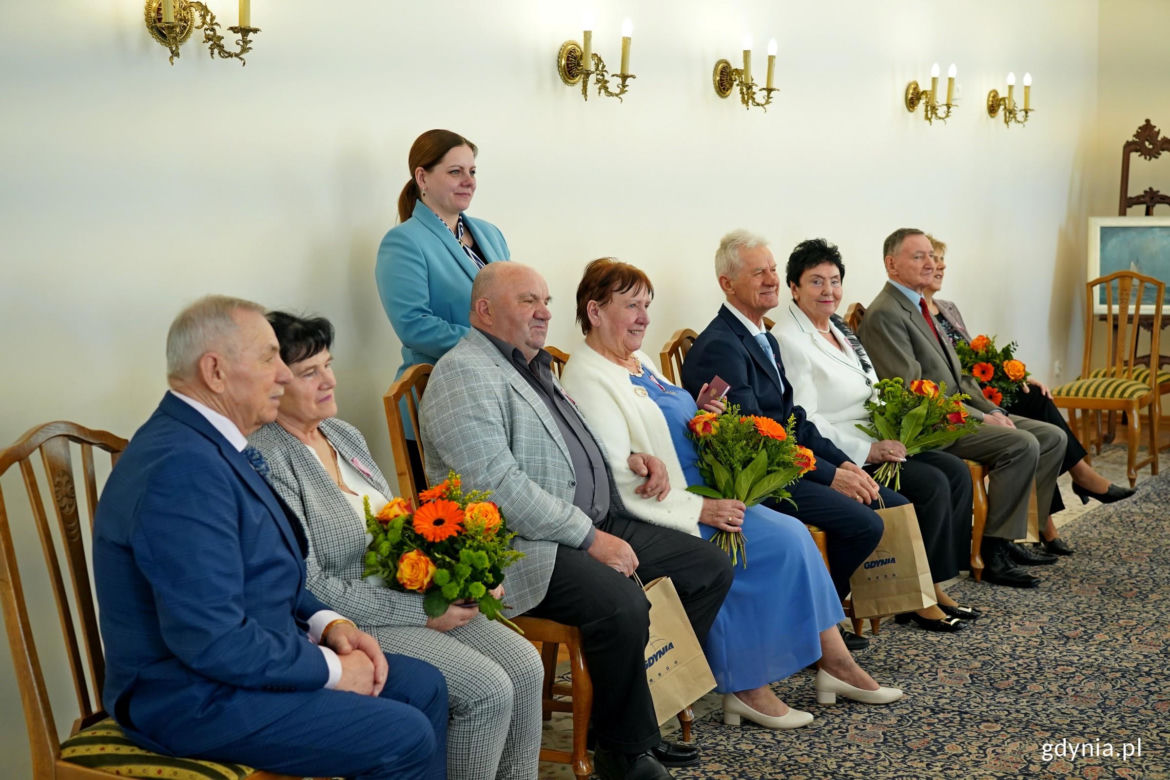 Prezydent Aleksandra Kosiorek i Agata Lipińska, zastępczyni kierownika Urzędu Stanu Cywilnego w Gdyni uhonorowały małżeństwa z długim stażem