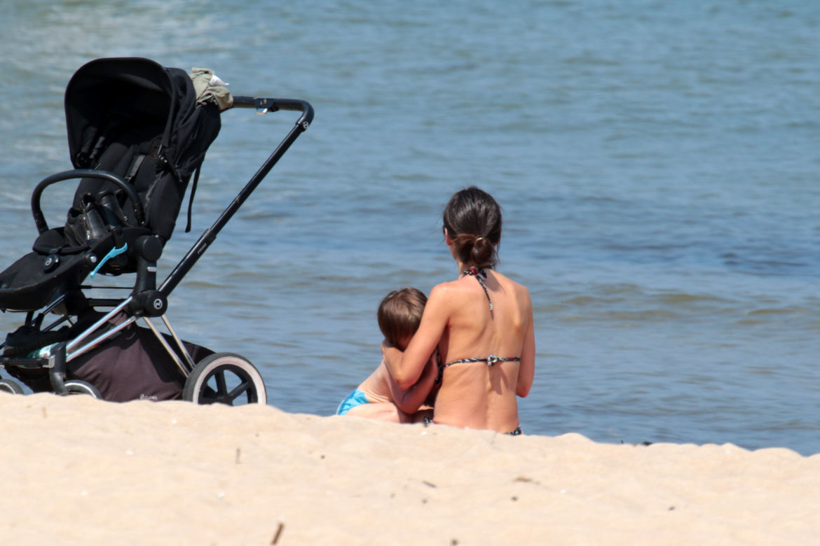 Marta Kaczyńska na plaży karmi dziecko piersią