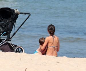 Marta Kaczyńska na plaży karmi dziecko piersią