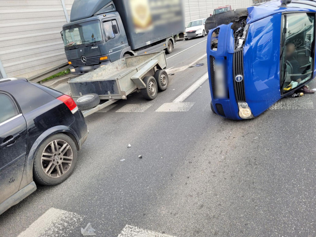 Warszawa. Huknął fiatem w przyczepkę i runął na bok. Z auta wytoczyły się puszki po piwie