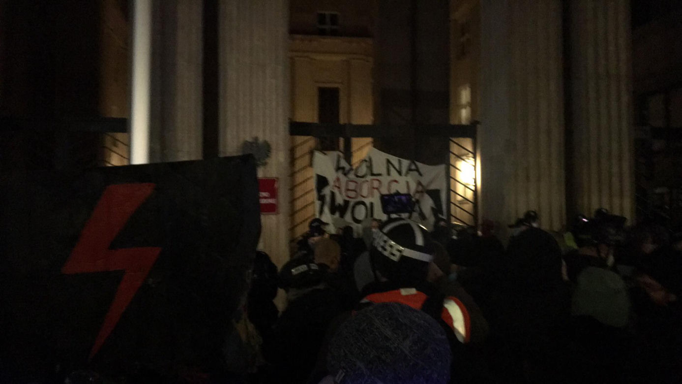 Strajk kobiet 23.11.2020. Kobiety przykuły się do bramy Ministerstwa Edukacji Narodowej
