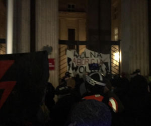 Strajk kobiet 23.11.2020. Kobiety przykuły się do bramy Ministerstwa Edukacji Narodowej