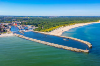 Po 13 latach na szczycie Rankingu Polskich Plaż Magazynu Travelist doszło do zmiany lidera. Tytuł Plaży Roku 2026 zdobyła Ustka, która wygrała także w kategorii najlepszej plaży dla rodzin