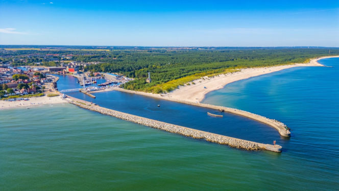 Ustka – nadmorski klimat, zabytkowa promenada, port rybacki i uzdrowiskowy charakter miasta.