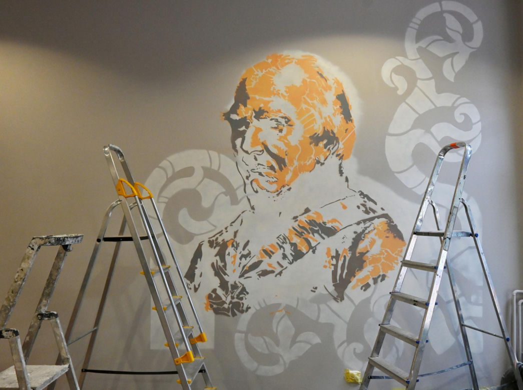 Uczniowie ZSP nr 1 stworzyli mural na ścianach szkoły. Grafika przedstawia patrona placówki