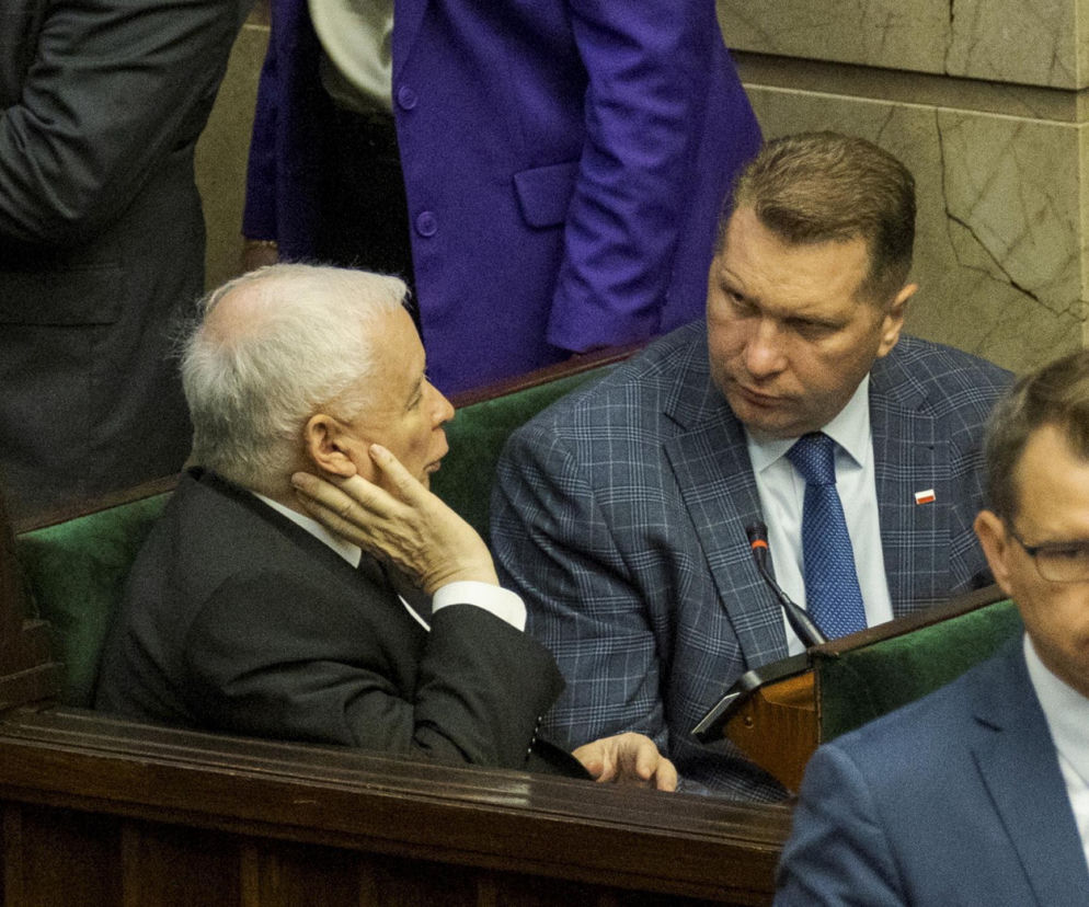 Jarosław Kaczyński i Przemysław Czarnek w ławie poselskiej. O sondażu na następcę prezesa PiS przeczytasz na SE Polityka.
