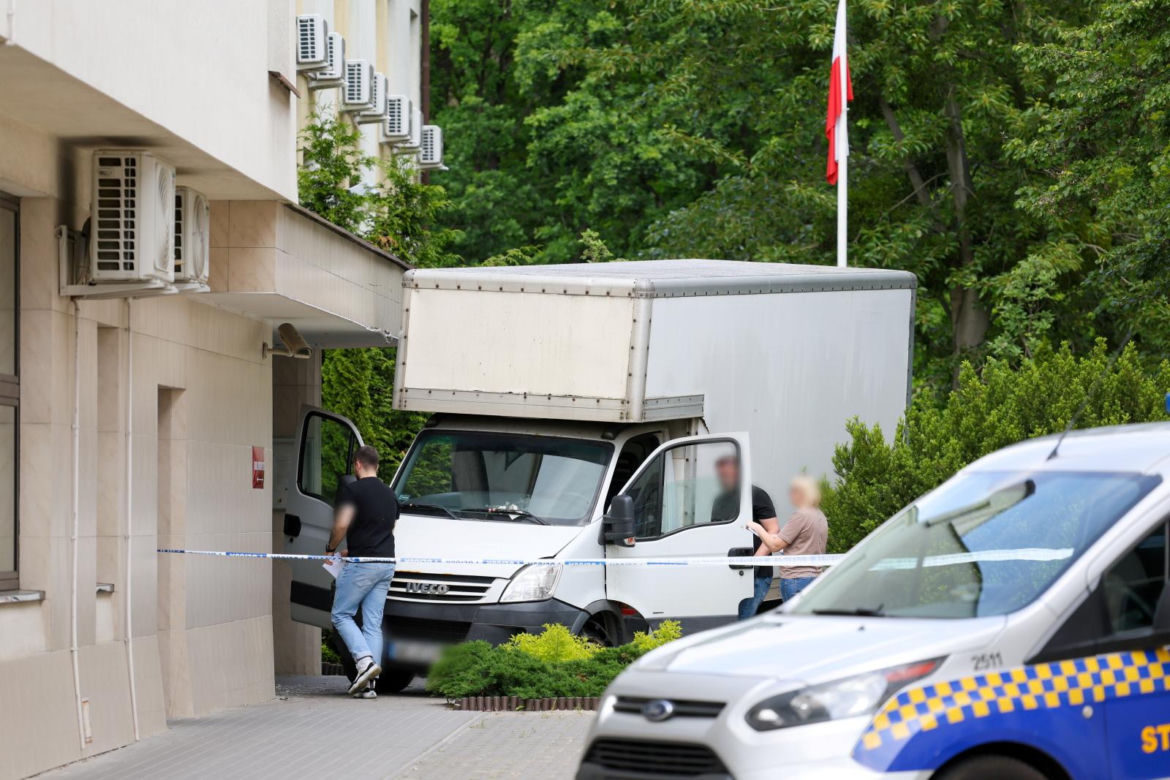 Dostawczy pojazd wbił się w budynek warszawskiego sądu 28.05.2025
