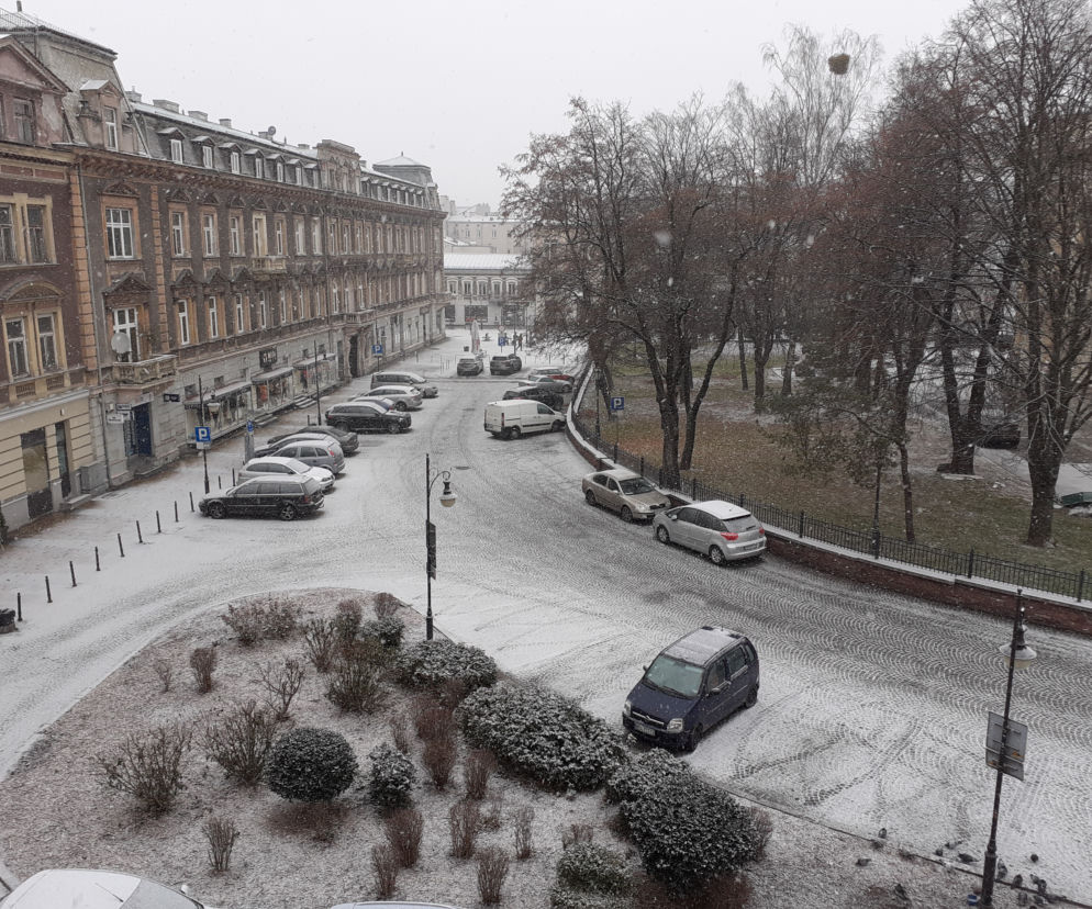 Ślizgawka na drogach i biały krajobraz w Radomiu