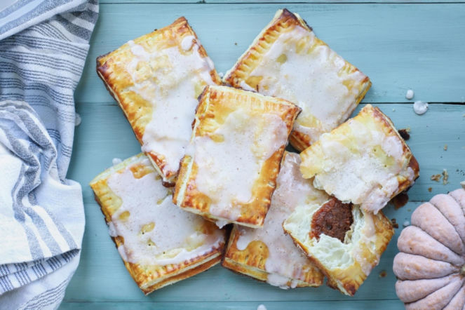 Przepis, który ratuje, gdy brak czasu. Błyskawiczne dyniowe pop-tarty