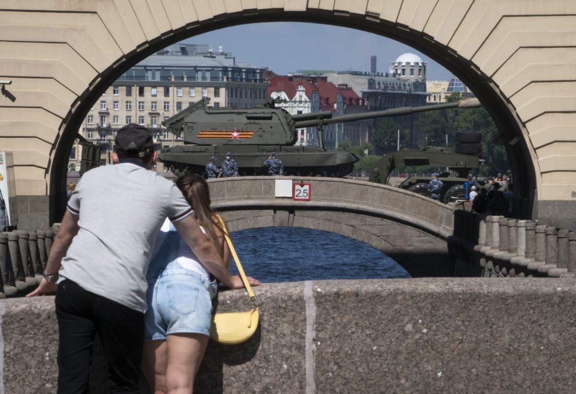 Dzień Zwycięstwa i WIELKA parada. Pomogą Putinowi w referendum?