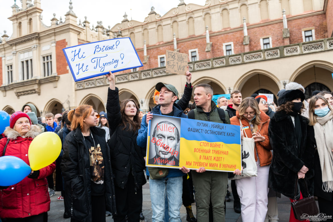 Kraków solidarny z Ukrainą! Wielka manifestacja na Rynku Głównym [ZDJĘCIA]
