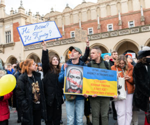 Kraków solidarny z Ukrainą! Wielka manifestacja na Rynku Głównym [ZDJĘCIA]