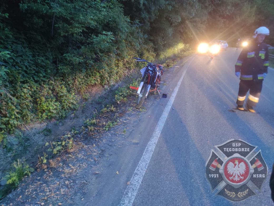 Młody motocyklista rozbił się przy Jeziorze Rożnowskim. Nie opanował swojej maszyny