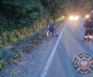 Młody motocyklista rozbił się przy Jeziorze Rożnowskim. Nie opanował swojej maszyny