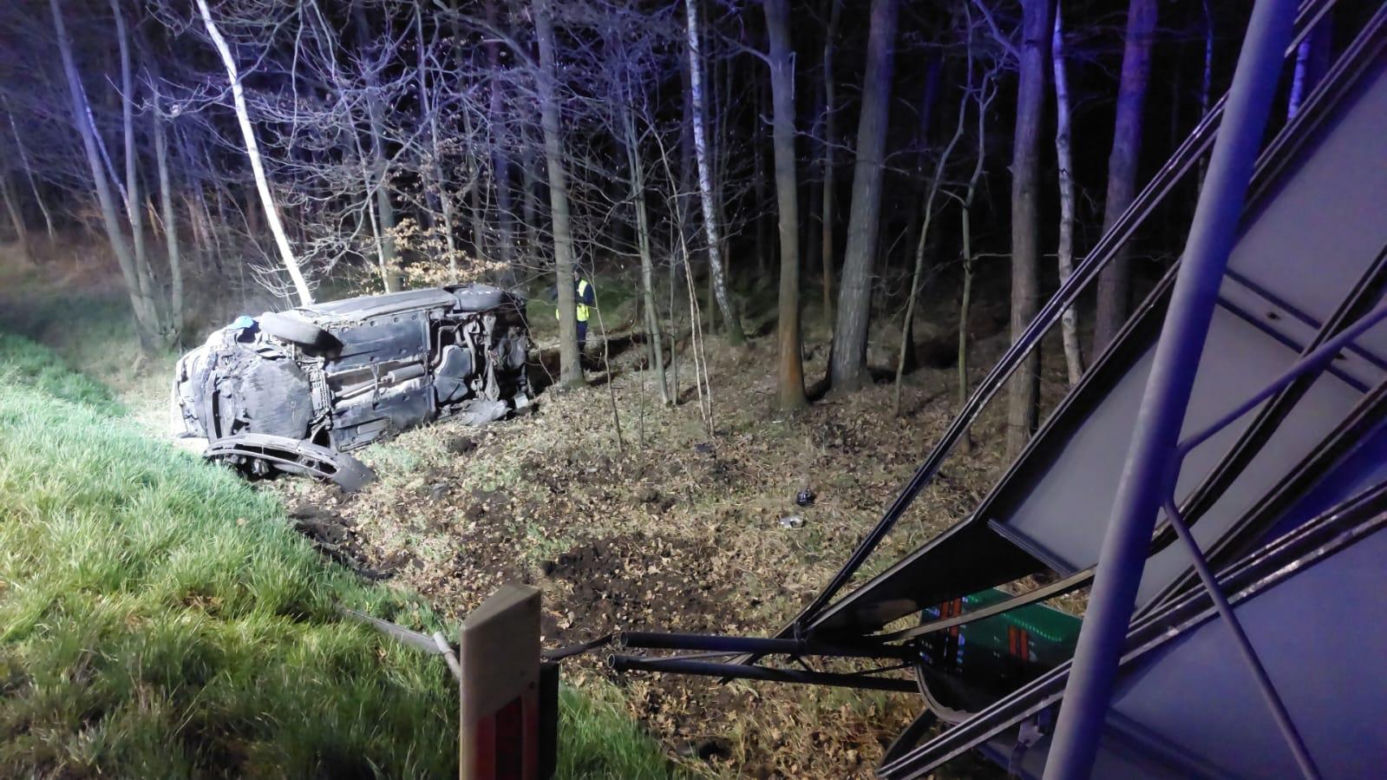 Wypadek na DK1 w Kobiórze. Samochód staranował tablicę informacyjną