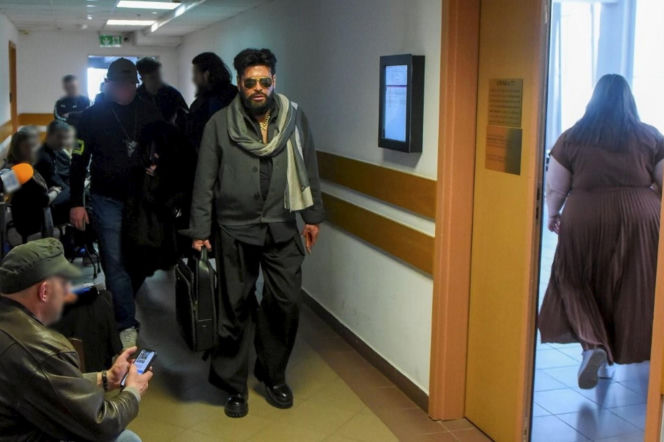 Krzysztof Rutkowski w futrze w sądzie