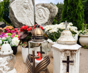 Mama 13-letniej Izy spoczęła obok swojej córki. Nigdy nie doczekała zatrzymania jej zabójcy