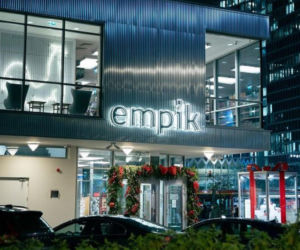 Polacy uwielbiają dawać prezenty, ale… to spore wyzwanie. Nowe badanie Empiku odsłania świąteczne dylematy