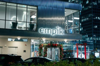 Polacy uwielbiają dawać prezenty, ale… to spore wyzwanie. Nowe badanie Empiku odsłania świąteczne dylematy