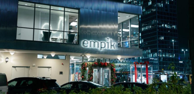 Polacy uwielbiają dawać prezenty, ale… to spore wyzwanie. Nowe badanie Empiku odsłania świąteczne dylematy