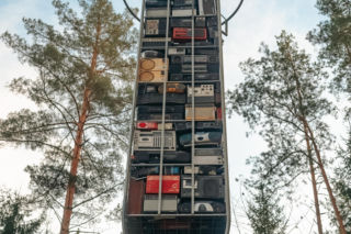 Labirynt z 3 tys. telewizorów