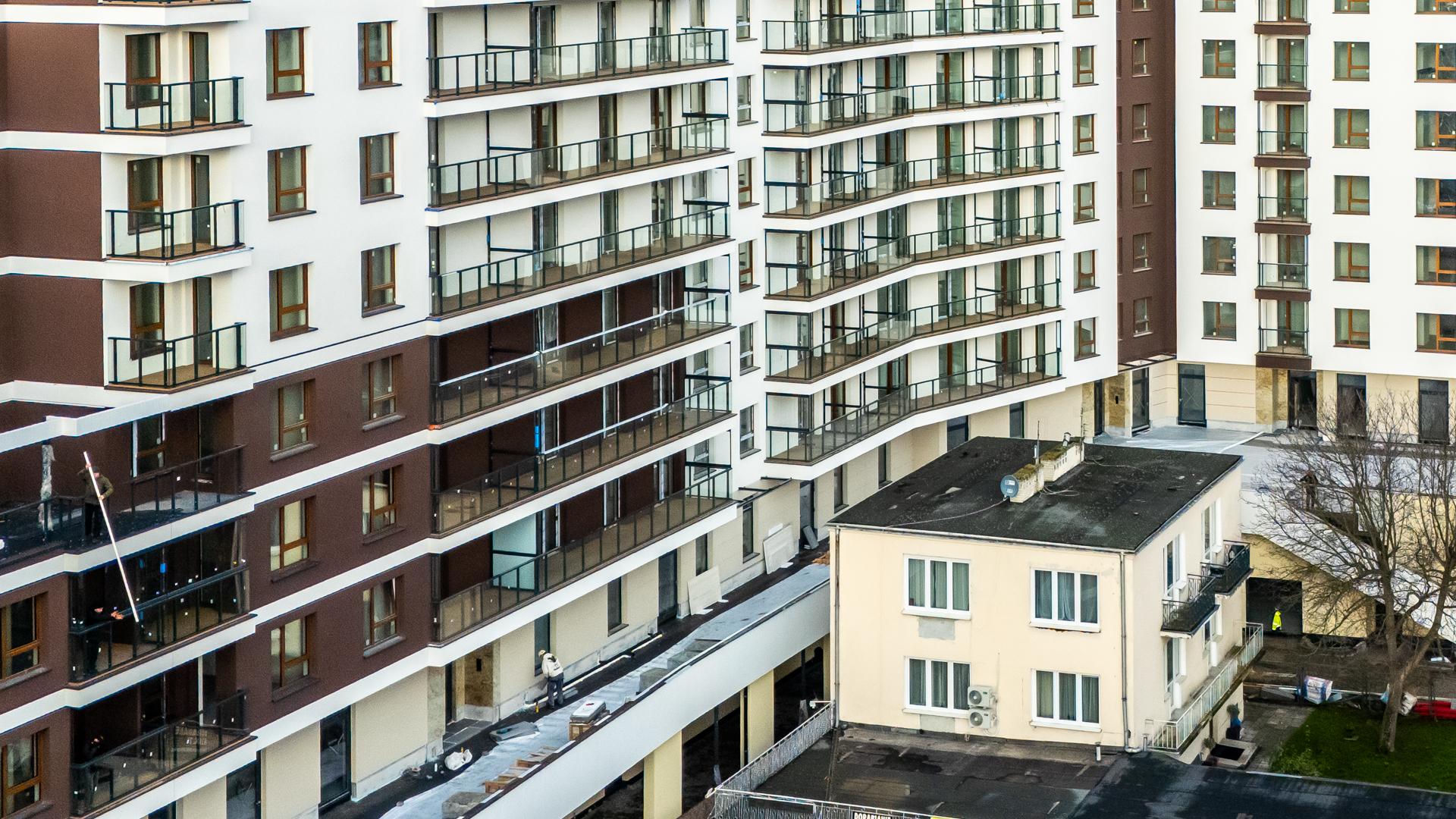 Dom otoczony blokiem przy ul. Bacha 35 w Warszawie