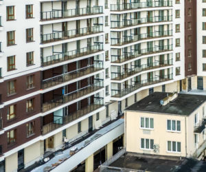 Dom otoczony blokiem przy ul. Bacha 35 w Warszawie