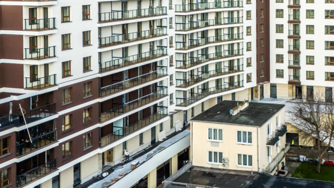 Dom otoczony blokiem przy ul. Bacha 35 w Warszawie