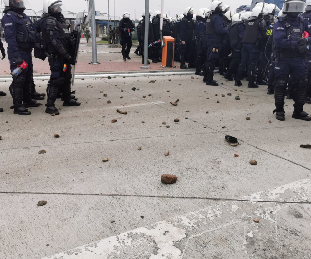 Trzech funkcjonariuszy rannych na granicy. Policjant z ciężkimi obrażeniami 