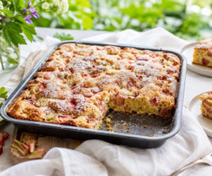 To jedno z najlepszych ciast maja. Rabarbar i ten podpatrzony u babci maślany trik robią różnicę