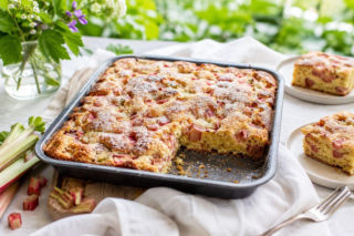 To jedno z najlepszych ciast maja. Rabarbar i ten podpatrzony u babci maślany trik robią różnicę