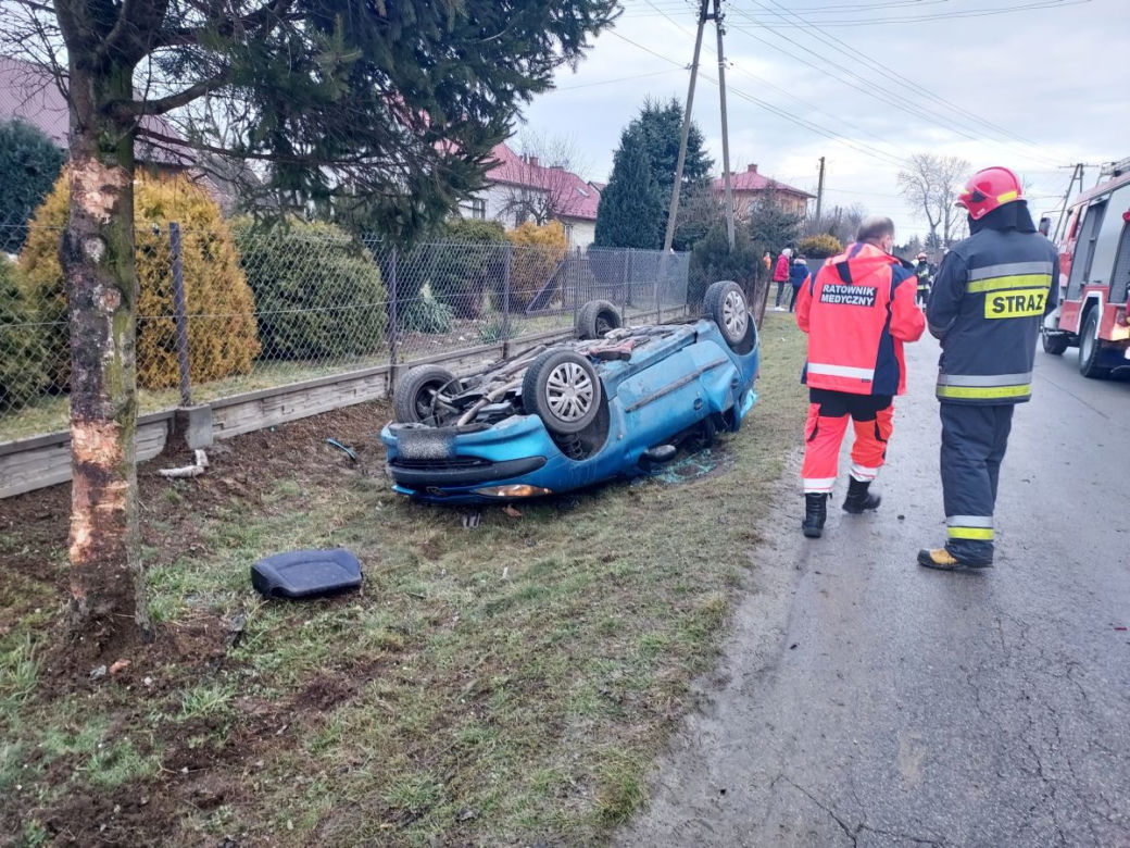 Gosławice. Peugeot UDERZYŁ w drzewo. Z auta wypadło 4-letnie dziecko, matka NIE MIAŁA PRAWA JAZDY