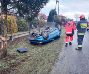 Gosławice. Peugeot UDERZYŁ w drzewo. Z auta wypadło 4-letnie dziecko, matka NIE MIAŁA PRAWA JAZDY