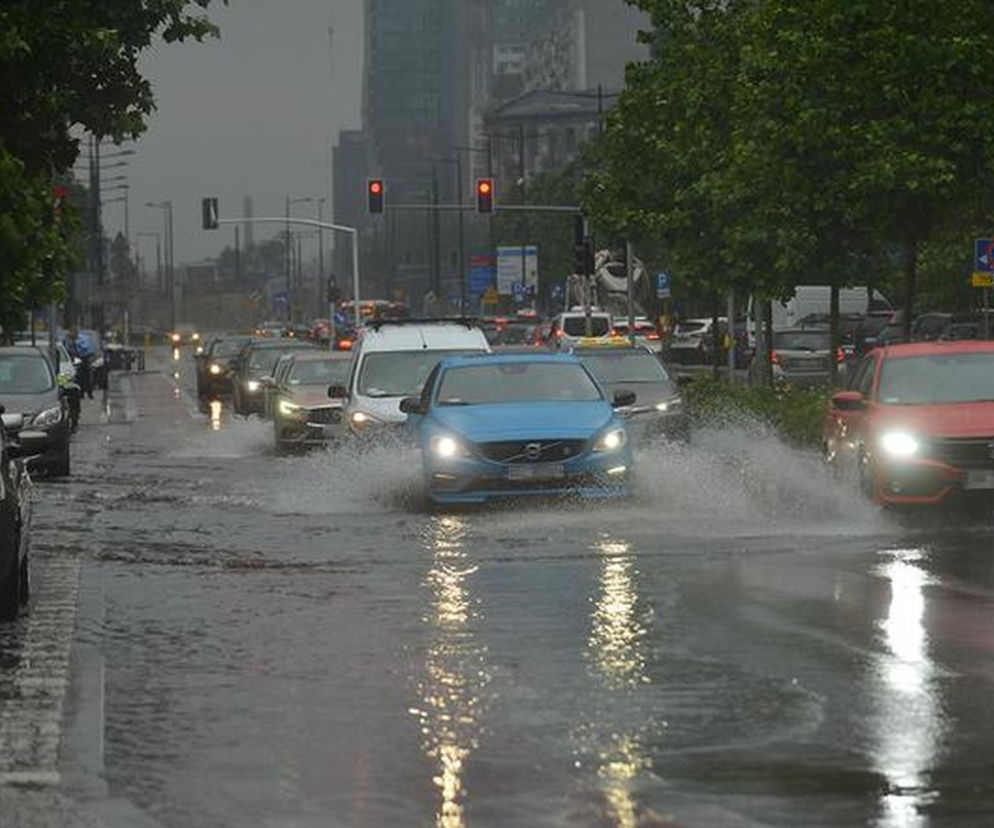 Ulewny deszcz znów podtopi Warszawę?! W prognozie IMGW także burza [27.08.2021]