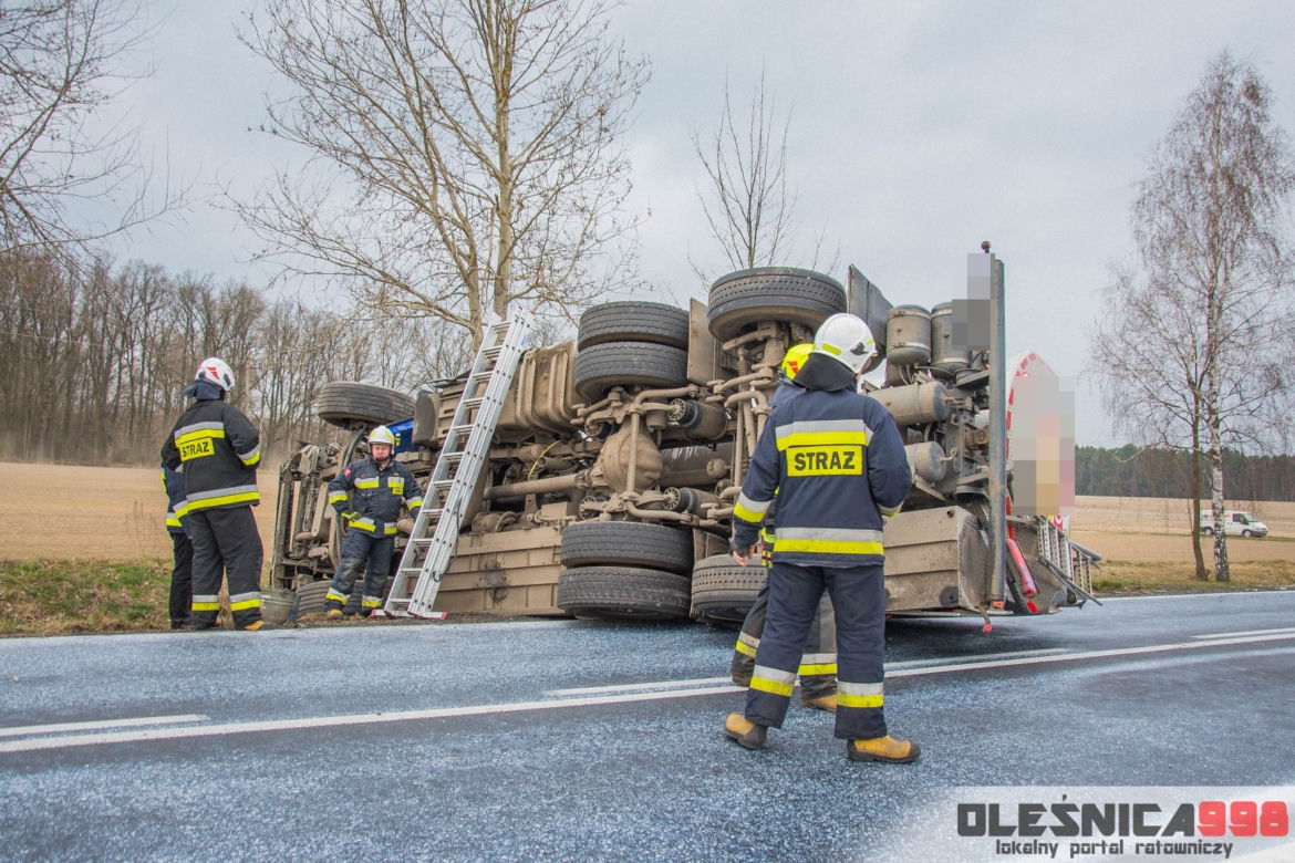 Straszny wypadek pod Wrocławiem. Młody kierowca nie żyje, 20-latka w stanie krytycznym