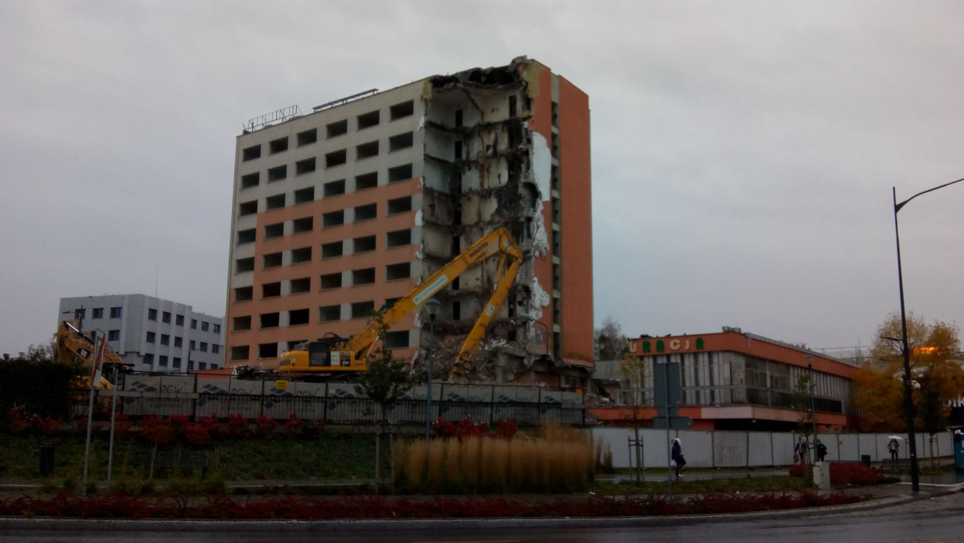 Olsztyn. Rozbiórka hotelu widmo