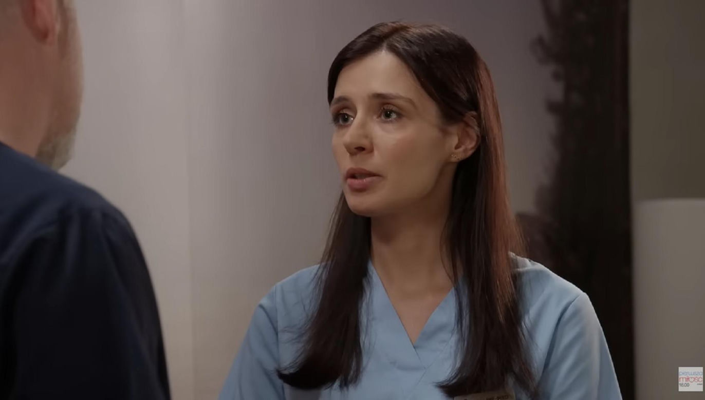 Pierwsza miłość po wakacjach.  lekarka Ilona (Sylwia Gola), Bartek (Rafał Kwietniewski)