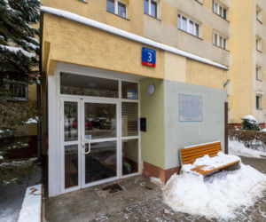 Blok z wielkiej płyty przy Marsylskiej 3 w Warszawie