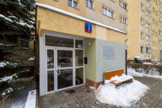 Blok z wielkiej płyty przy Marsylskiej 3 w Warszawie