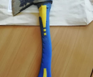 Radomsko: 18-latek chwycił za siekierę, wyszedł na środek ulicy i zrobił DEMOLKĘ!