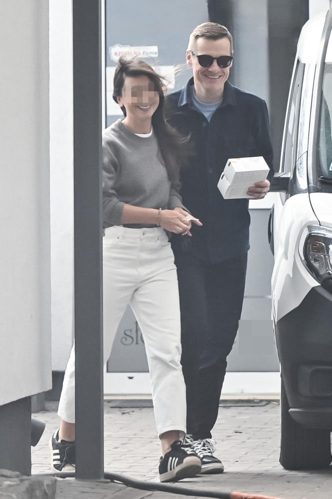 Marcin Mroczek z dziewczyną w cukierni