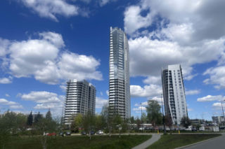 Mówią, że ten budynek zepsuł panoramę miasta. Za to miasto stąd wygląda oszałamiająco. Taras widokowy tylko dla wybranych i z meblami z recyklingu gotowy. Atal Olimpijska