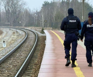 Osobówka zderzyła się z dwoma pociągami! 43-latka i jej syn poszkodowani