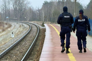 Osobówka zderzyła się z dwoma pociągami! 43-latka i jej syn poszkodowani