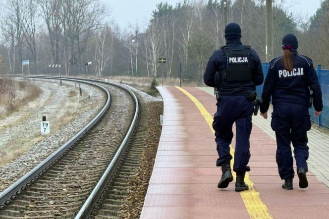 Osobówka zderzyła się z dwoma pociągami! 43-latka i jej syn poszkodowani