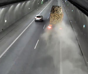 Uwaga kierowcy.  Wolniej jedziemy jedną nitką tunelu na zakopiance