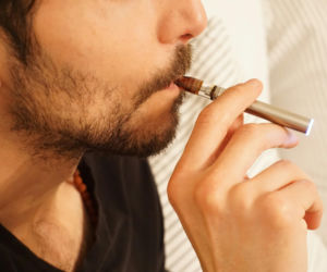 Nikotynowa prohibicja? 8 państw Unii Europejskiej chce zakazać sprzedaży saszetek z nikotyną i e-papierosów