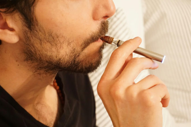 Nikotynowa prohibicja? 8 państw Unii Europejskiej chce zakazać sprzedaży saszetek z nikotyną i e-papierosów